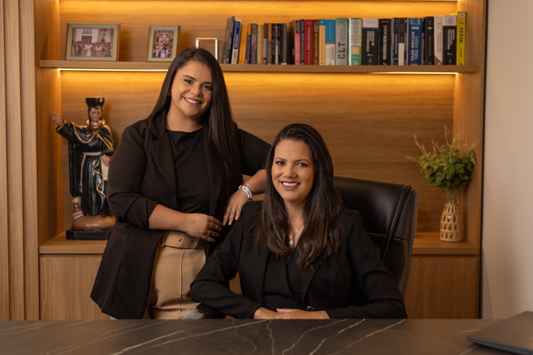 Dra. Nataniele Oliveira e equipe do escritório